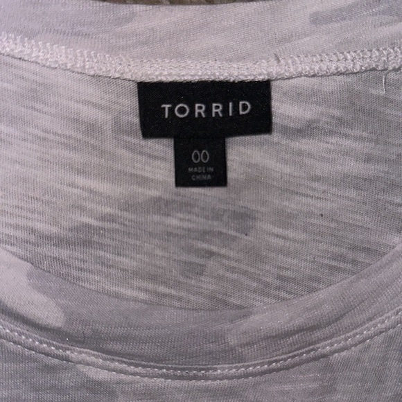 Torrid light camo “sorry not sorry” graphic tee 00X - Picture 5 of 10